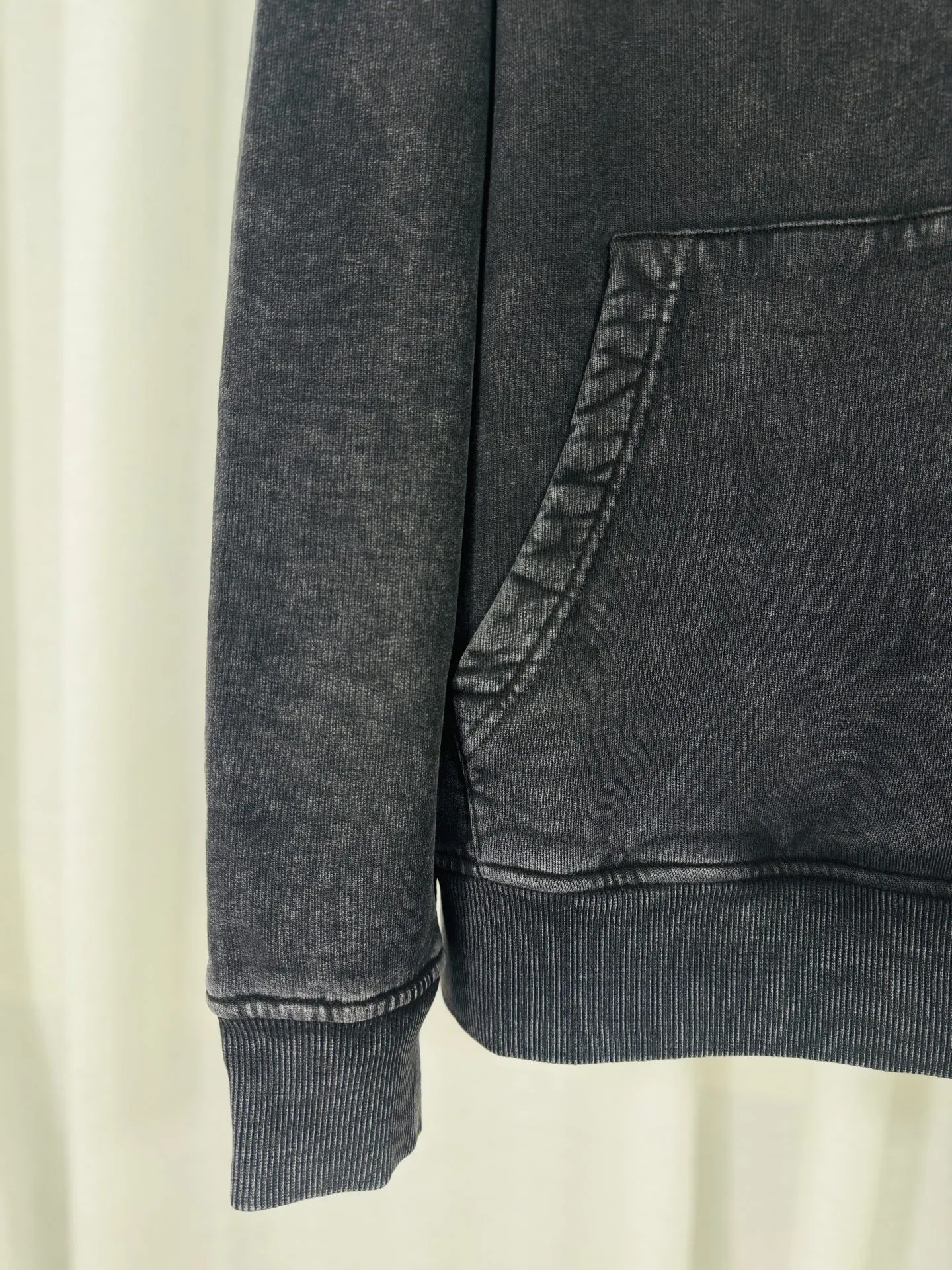 P330 top version, real shot without P, ​​different from market currency) 𝗖𝗵𝗿𝗼𝗺𝗲 𝗛𝗲𝗮𝗿𝘁𝘀/Cro Heart 2025 washed and burned flower patch embroidered autumn and winter new original single counter American veneer 3D three-dimensional couple casual hooded sweatshirt 👑The highest version! Customized fabric 480g tripe terry fabric! American acid-washed and distressed original fabric, laser burning + leather embroidery, exquisite embroidery of letters! The best-selling model in the counter, very comfortable to wear. Accessories: original molded and authenticated collar label➕100% silk wash label. Genuine purchase-grade original hangtag➕matching hanging rope➕3D hanging beads➕original packaging bag. Craftsmanship: The original version has consistent wiring! The highest version of the armhole matching technique! Color: Black Green Size: S M L XL Style No.: 9337